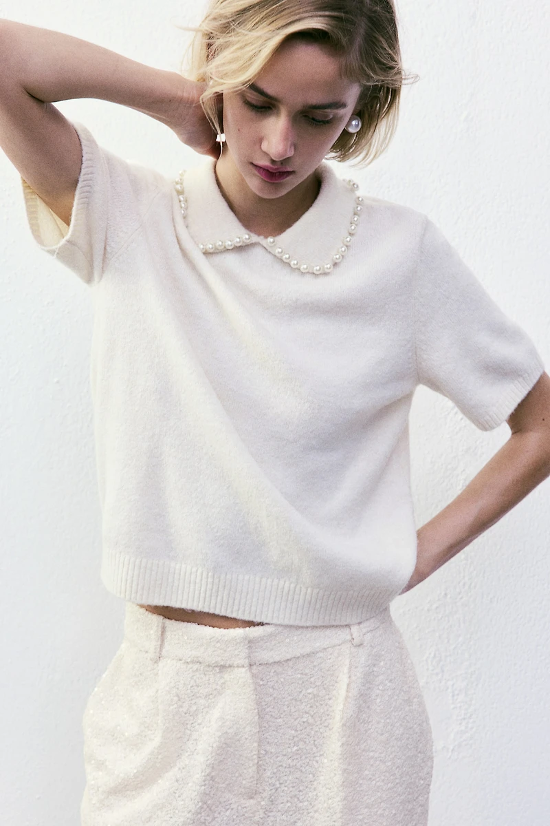 Haut en tricot avec col orné de perles fantaisie
