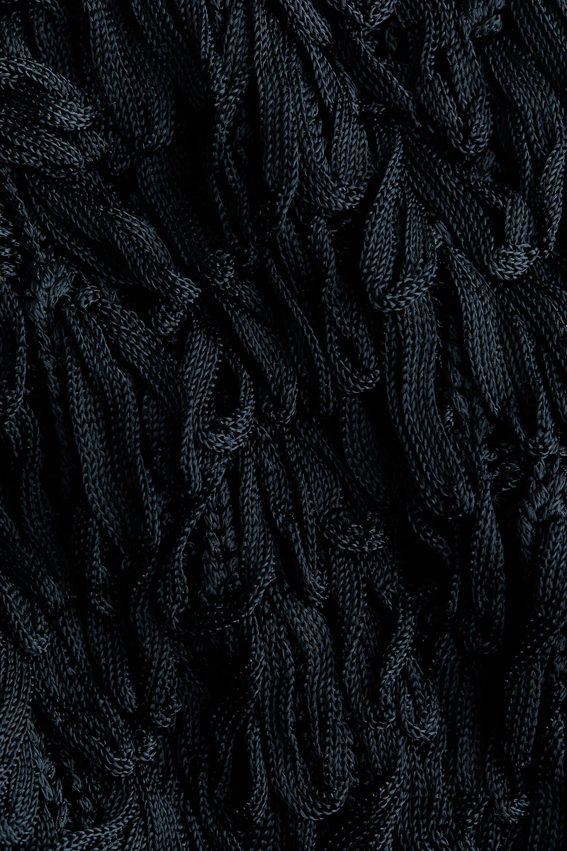 Cape frangée en tricot côtelé