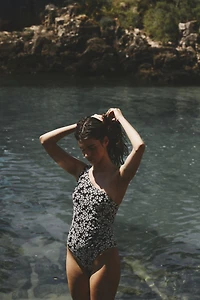 Maillot de bain asymétrique coupe légère