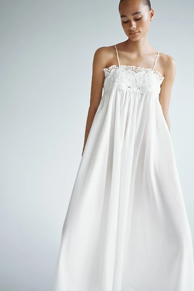Robe à détails brodés et bretelles nouer