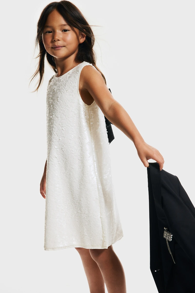 Robe à sequins avec grande boucle