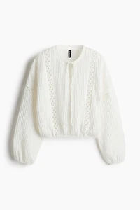 Blouse froissée avec dentelle