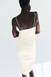 Robe à effet drapé avec bretelles fines