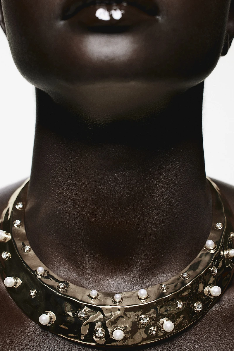 Collier rigide orné de strass