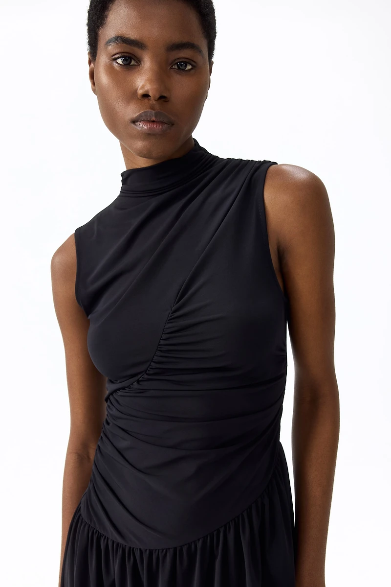 Robe à effet drapé avec col cheminée