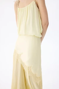 Foulard triangulaire avec dentelle