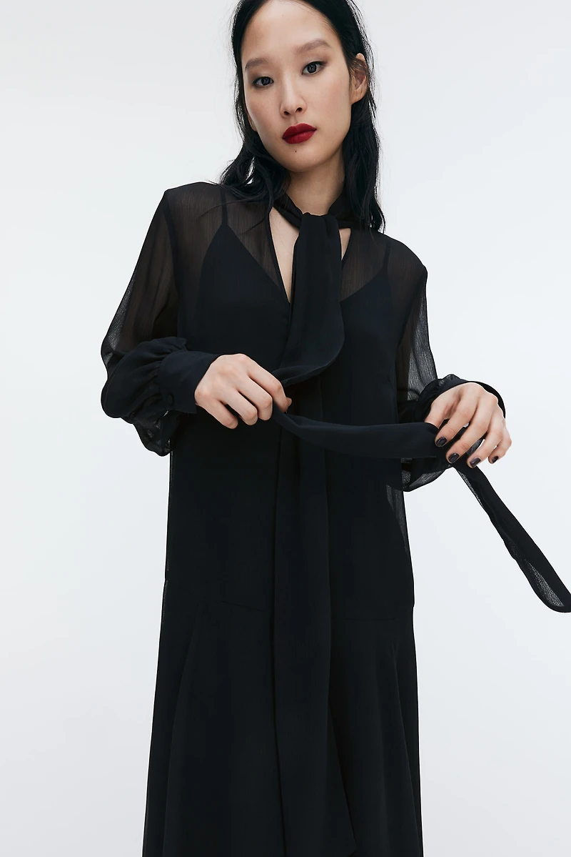 Robe vaporeuse avec col lavallière