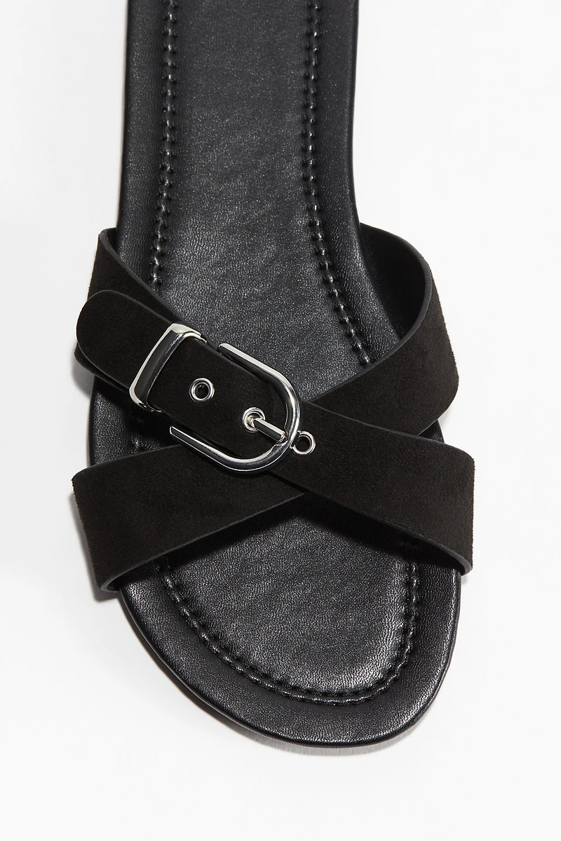 Crossover-strap sandals