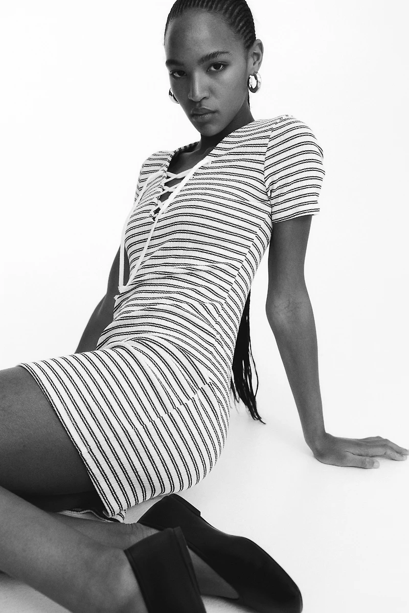 Robe moulante avec laçage