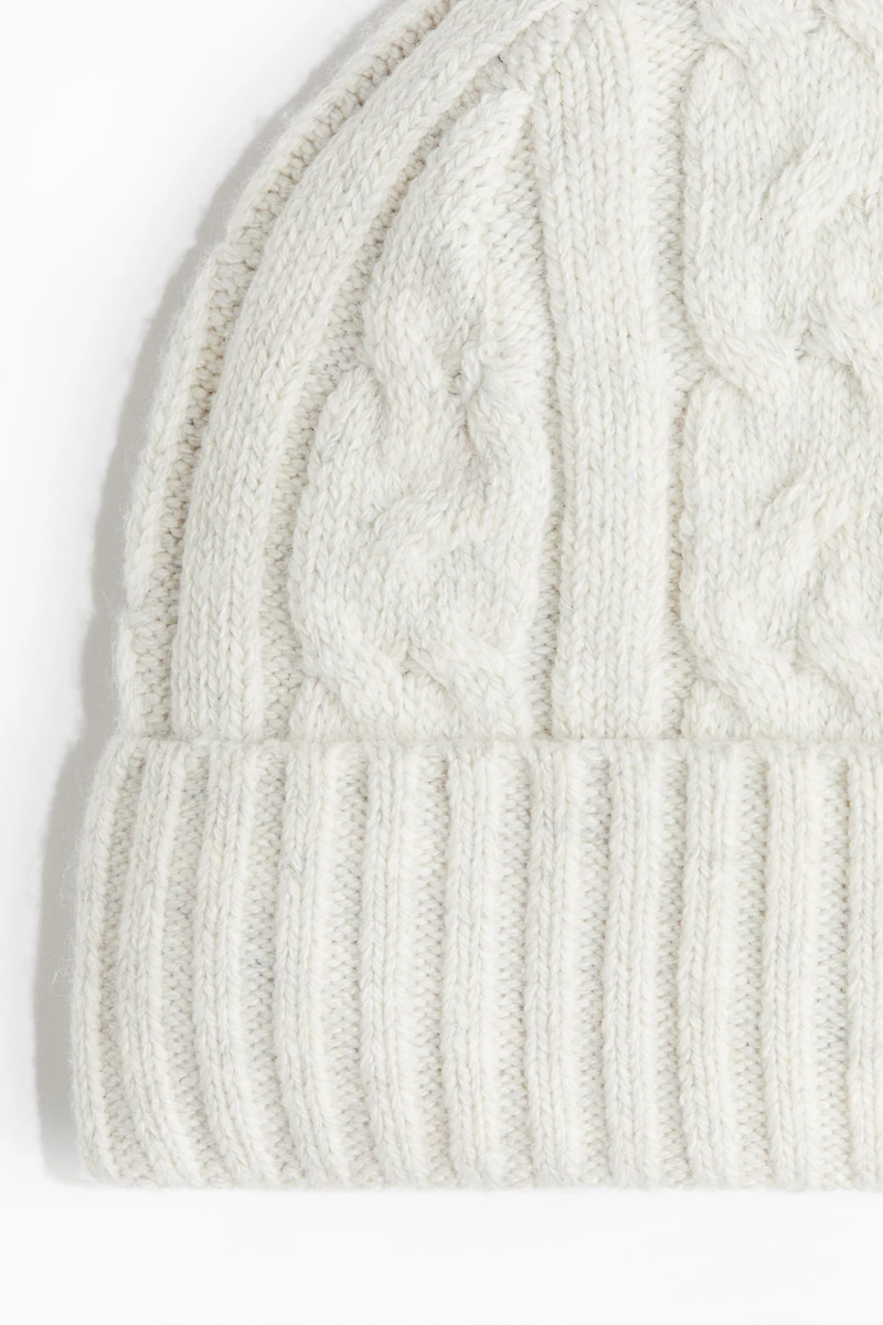 Bonnet en tricot torsadé