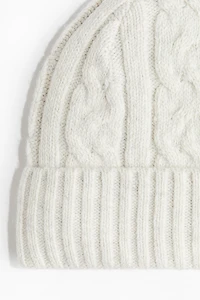 Bonnet en tricot torsadé