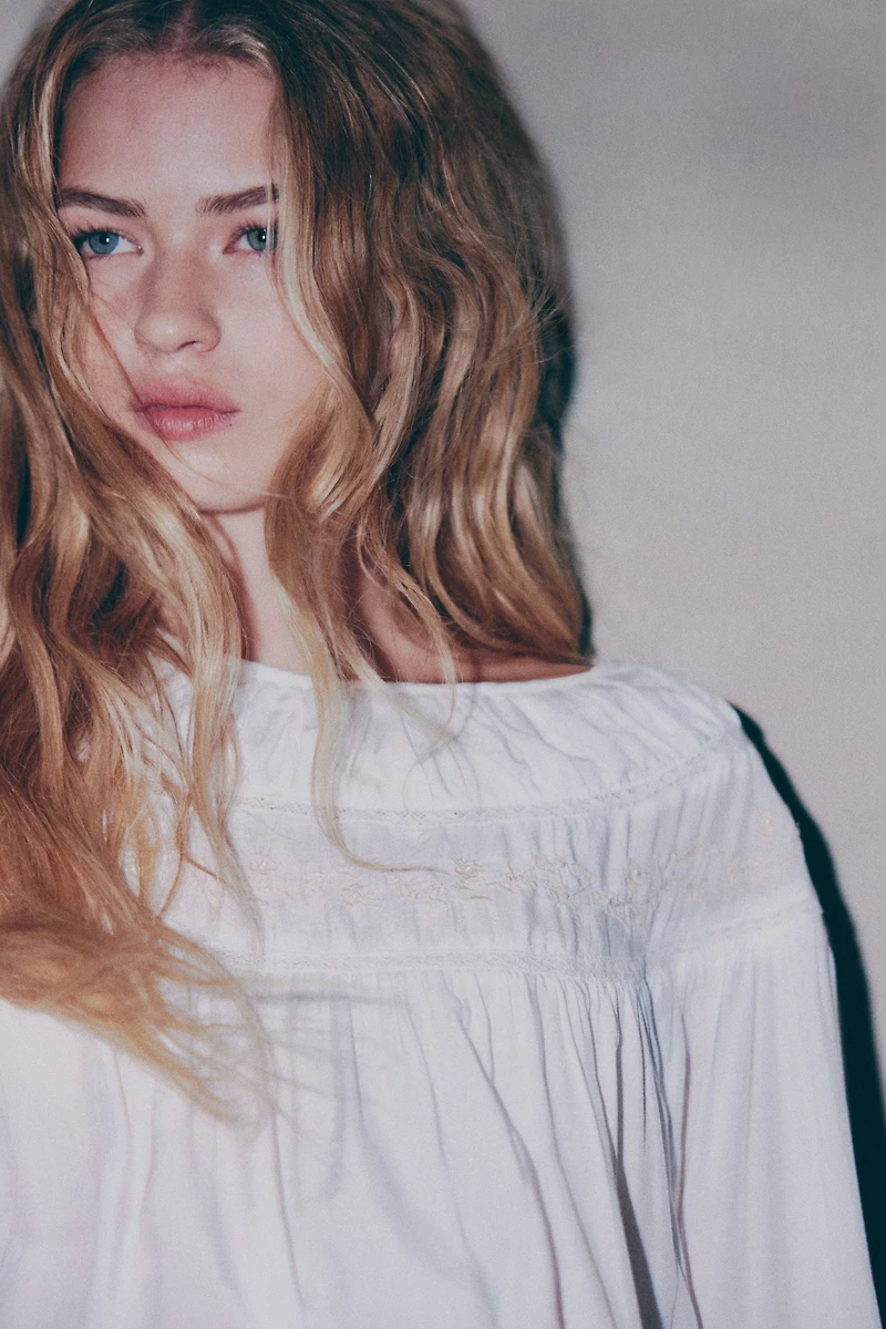 Blouse en viscose brodée