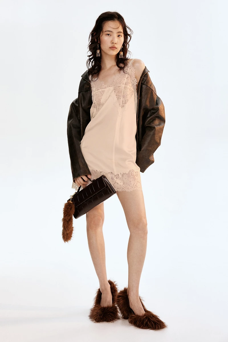 Robe en satin avec dentelle