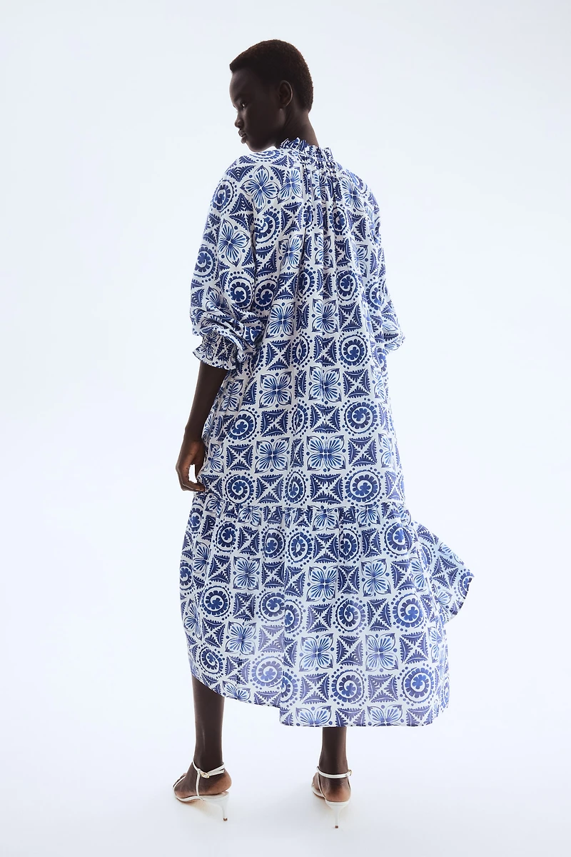 Robe à col volanté