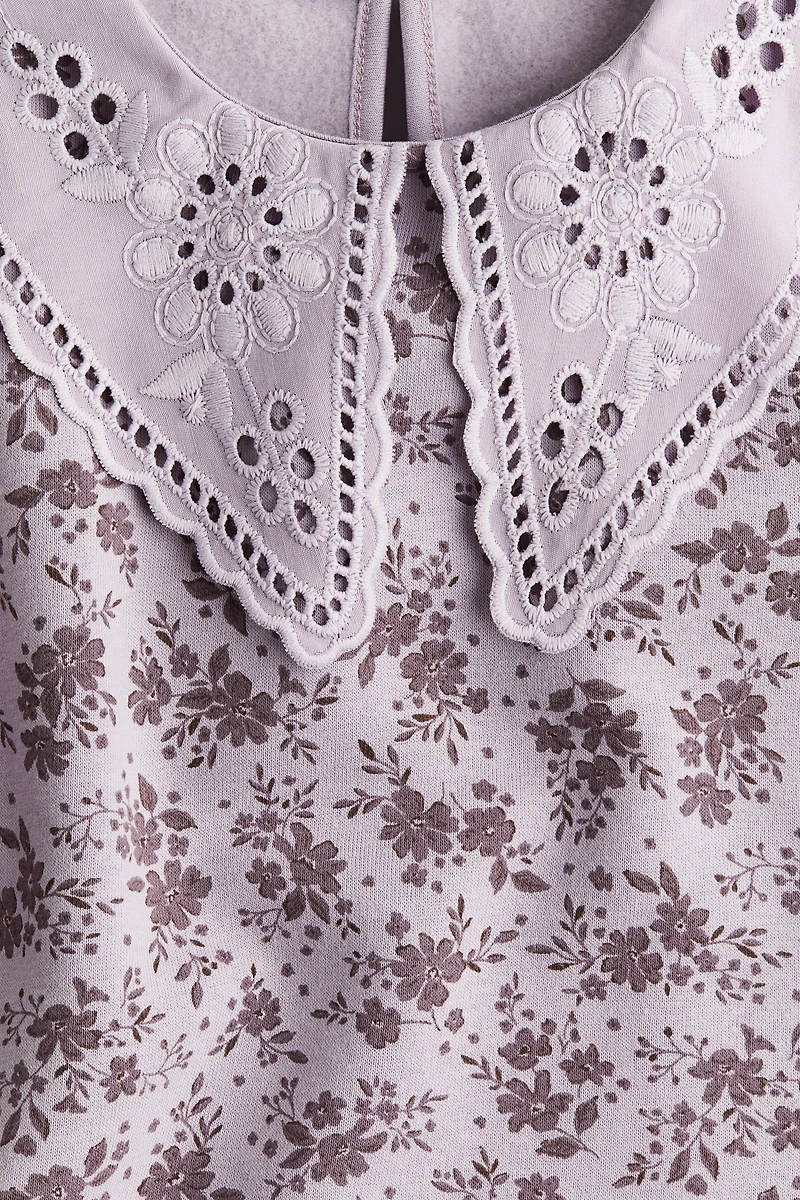 Sweatshirt with Peter Pan Collar