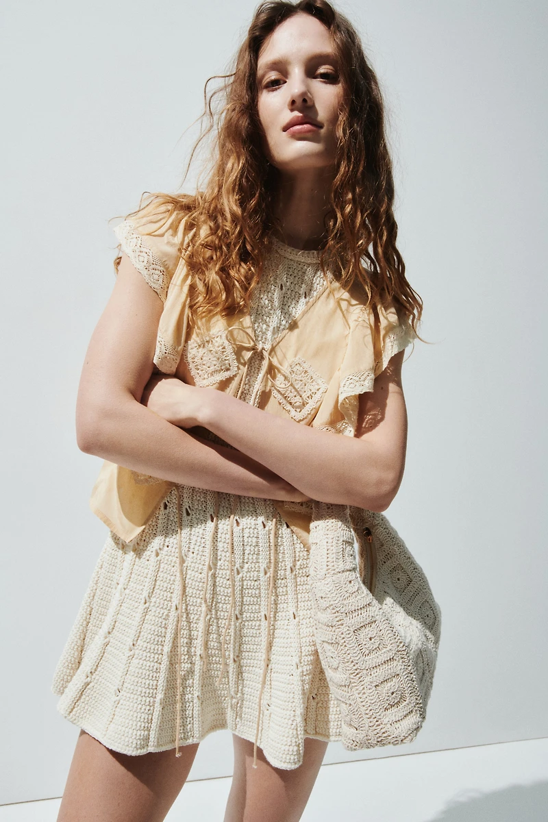 Blouse à volants avec dentelle