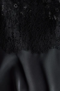 Haut en dentelle avec bretelles fines