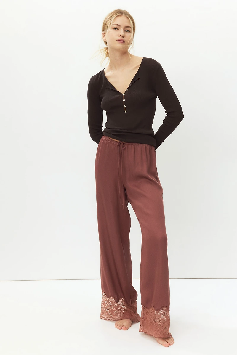 Pantalon de pyjama en satin avec dentelle