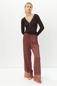 Pantalon de pyjama en satin avec dentelle