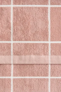 Grid-patterned bath towel