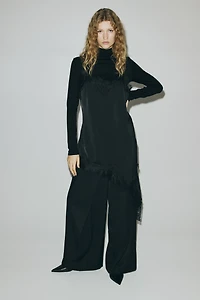 Robe combinaison en satin avec dentelle