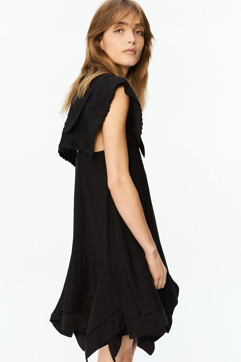 Robe à col marin avec broderie anglaise