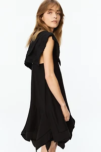 Robe à col marin avec broderie anglaise