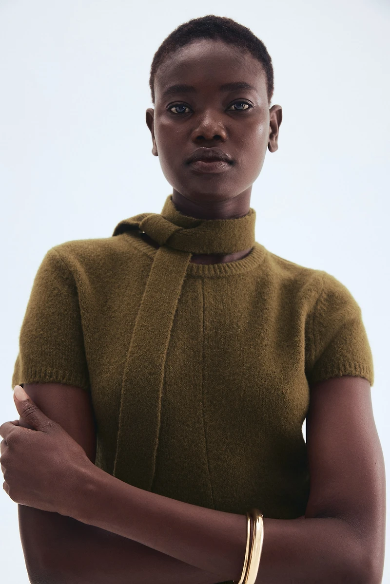 Robe en tricot avec écharpe