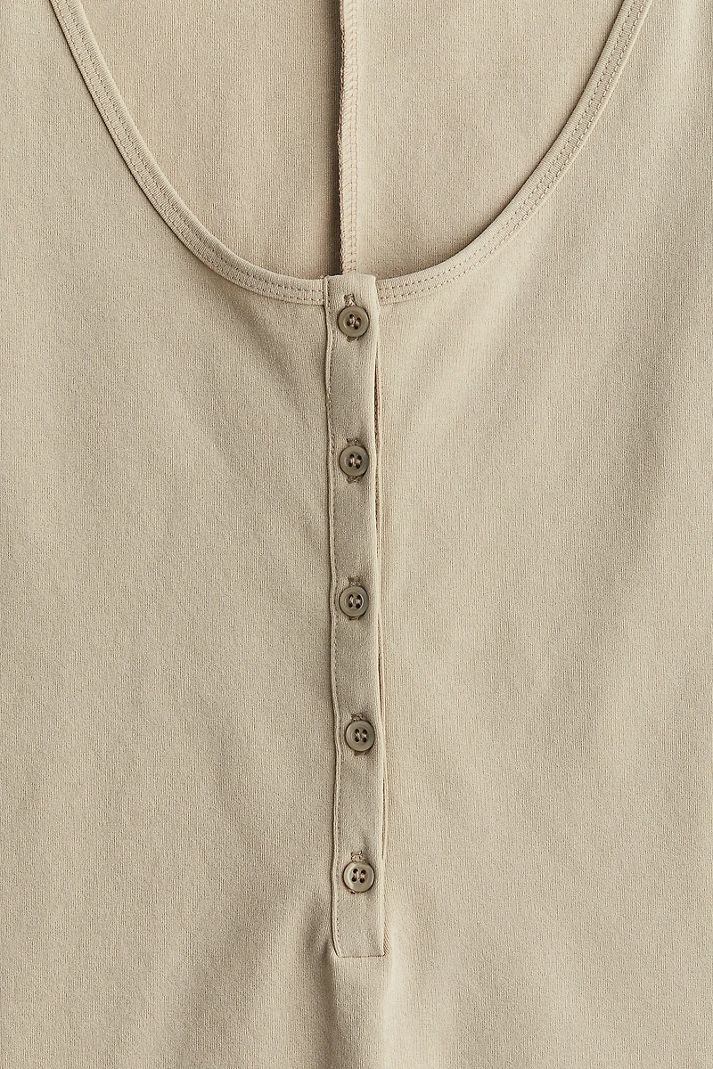 Combinaison avec patte de boutonnage