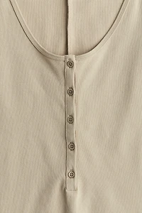 Combinaison avec patte de boutonnage