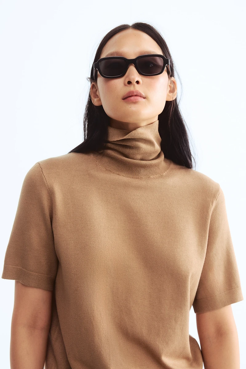 Fine-knit polo-neck top