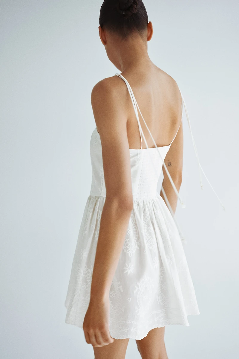 Robe brodée à jupe évasée