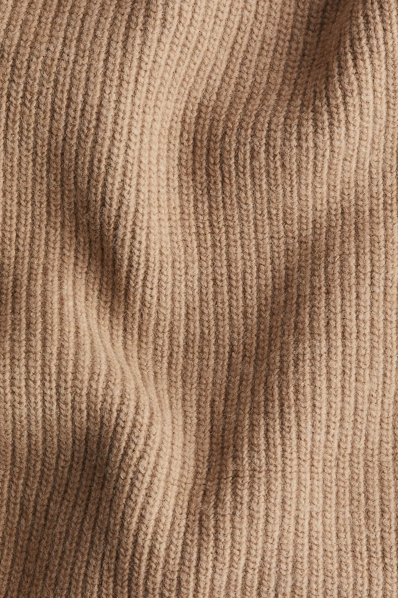 Pull en maille côtelée avec col cheminée