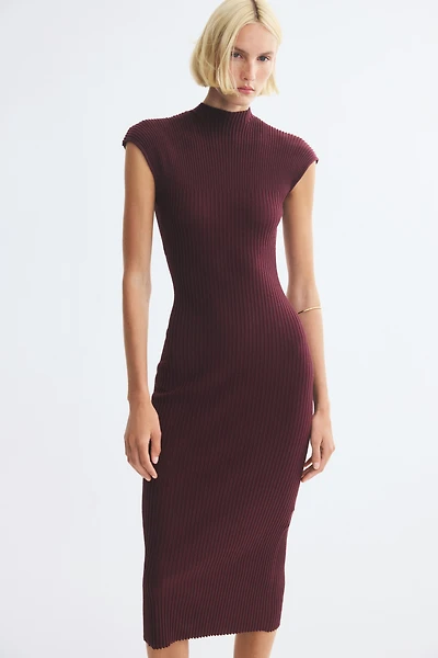 Robe en tricot côtelé avec col cheminée