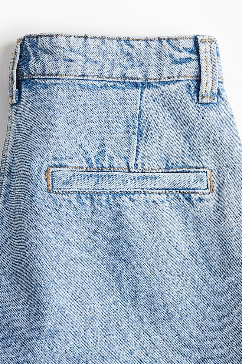 Short en denim à plis devant