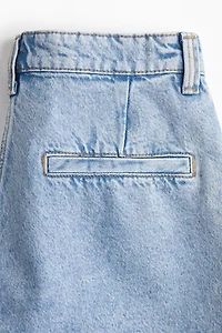 Short en denim à plis devant