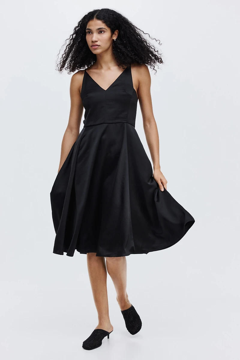 Robe à bretelles fines avec encolure en V