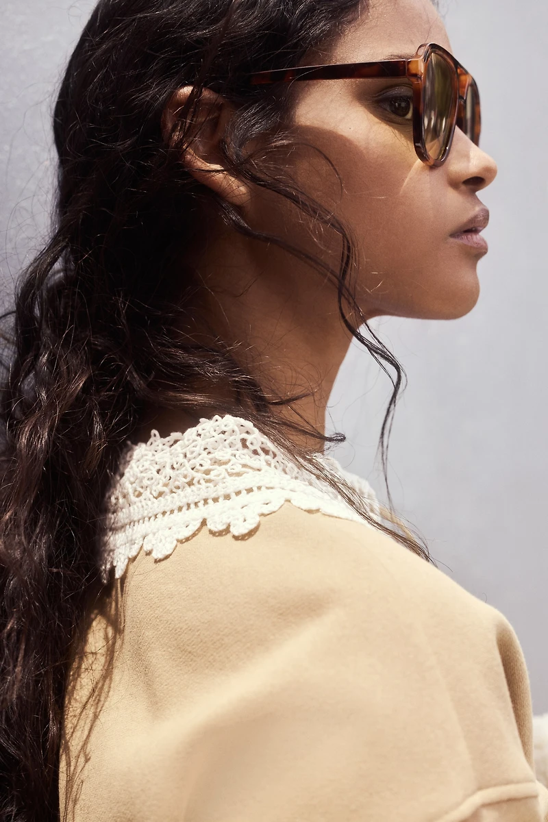 Sweatshirt with Collar