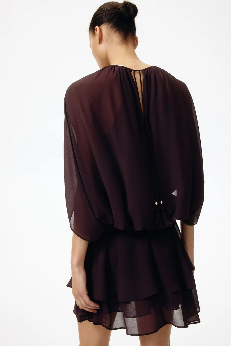 Robe en mousseline avec détail d’aspect cape