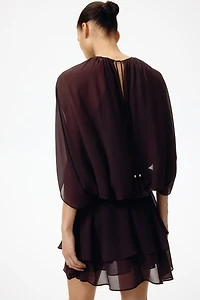 Robe en mousseline avec détail d’aspect cape