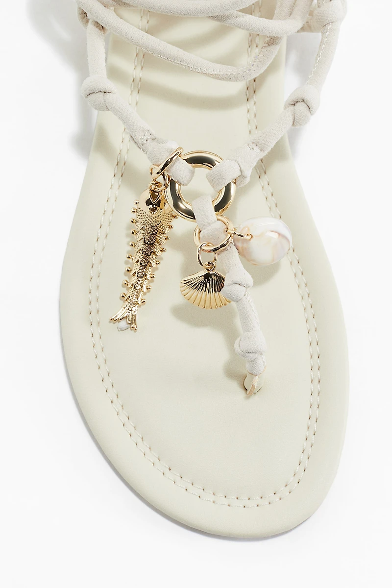 Sandales à pendentifs
