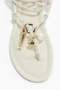 Sandales à pendentifs