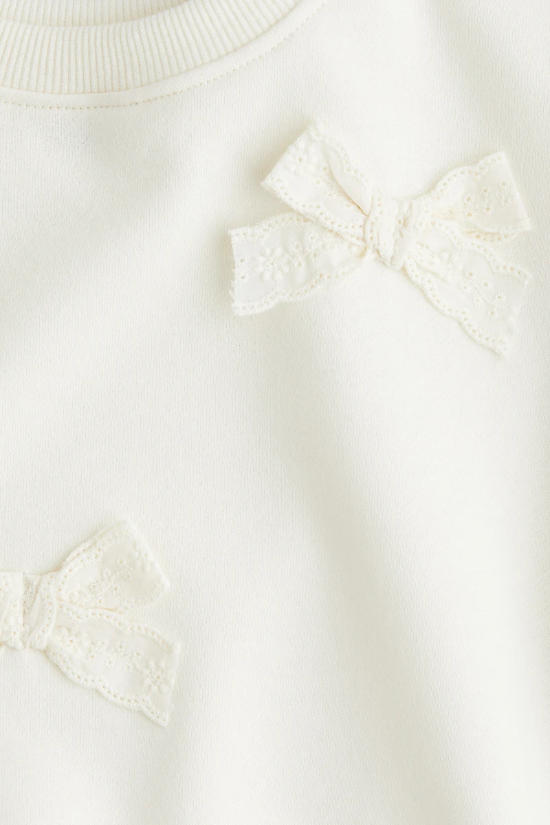 Chandail à l'intérieur brossé avec appliqués