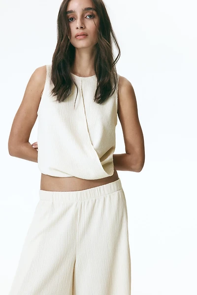 Haut froissé avec détails croisé