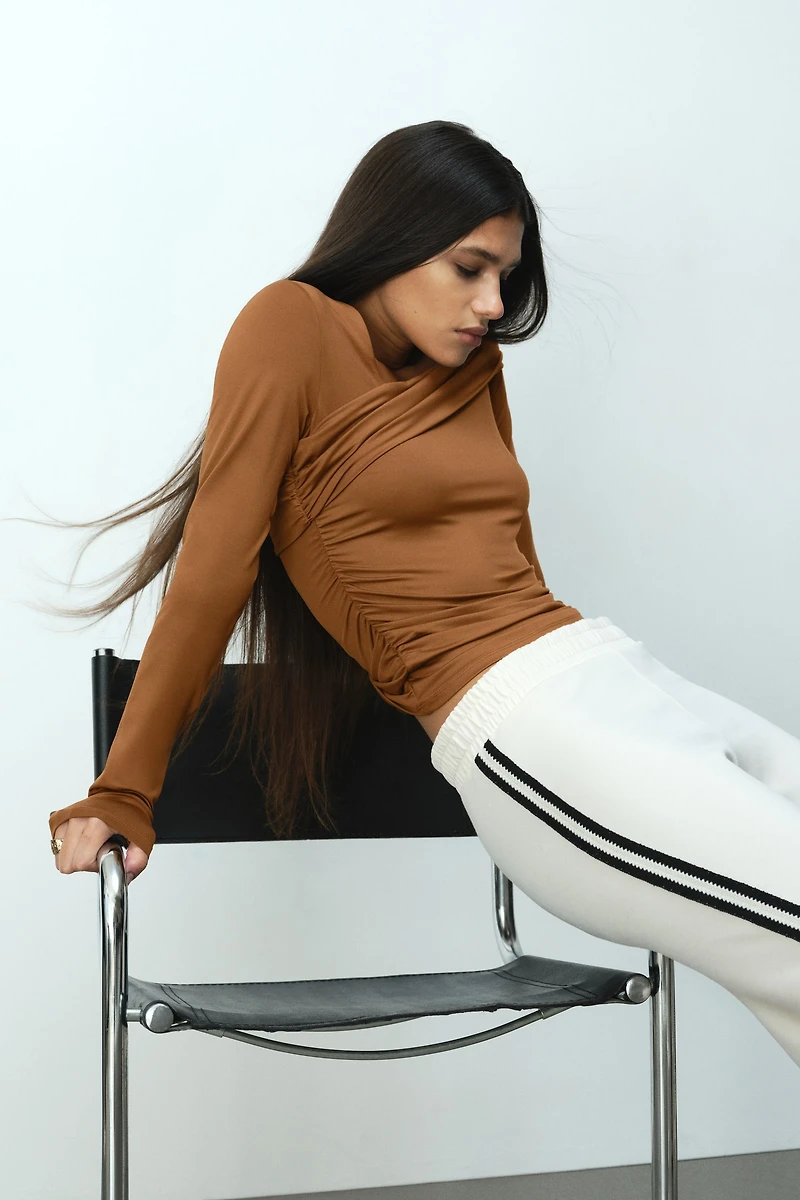 Haut asymétrique à effet drapé