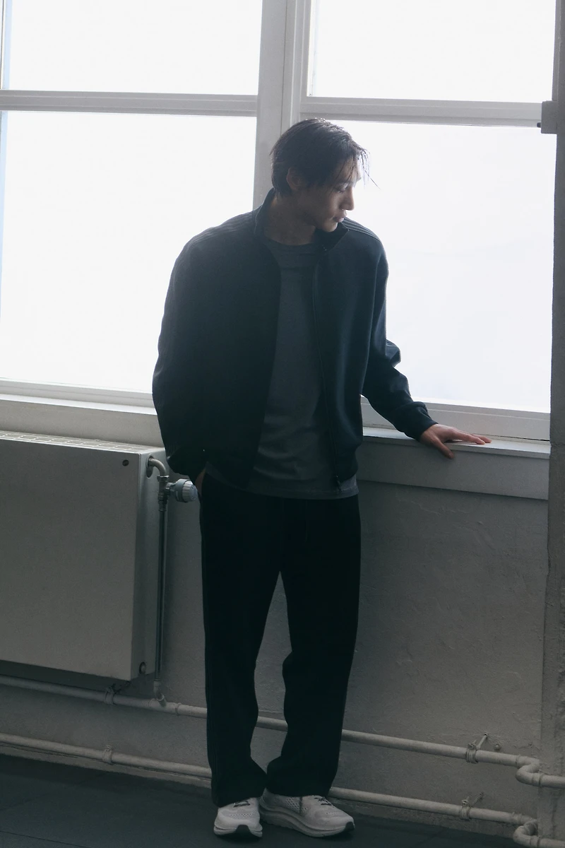 Loose-Fit Sports Joggers with DryMove™