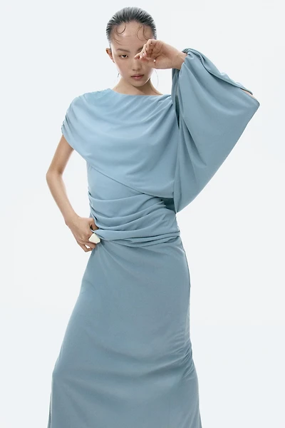 Robe drapée avec détail style cape