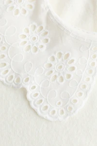 Chandail avec col en dentelle