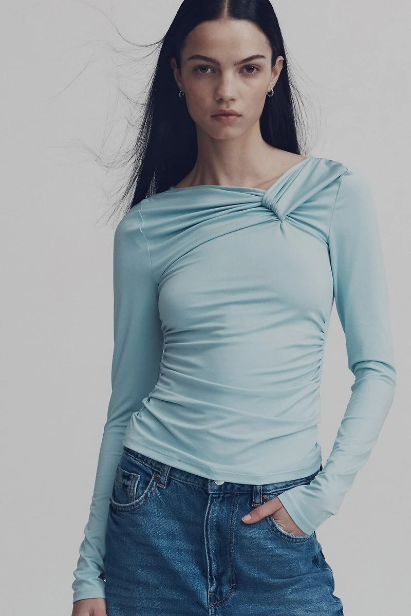 Haut avec détail torsadé