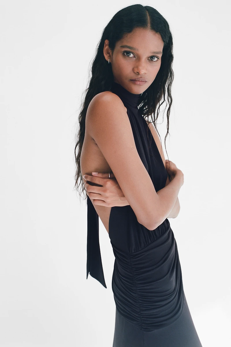 Robe dos nu à effet drapé